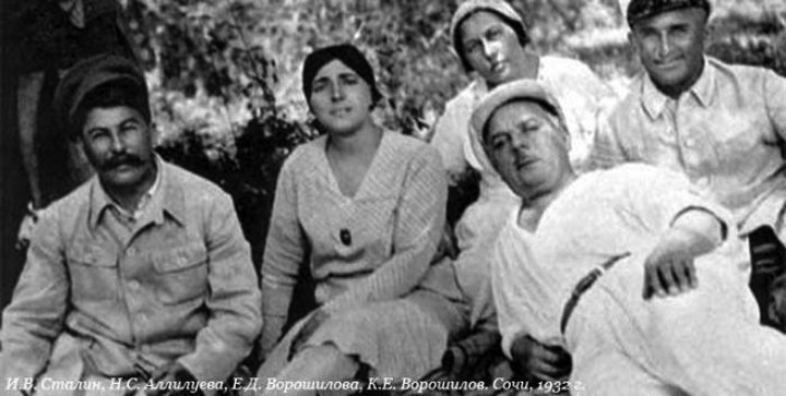 И.В. Сталин, Н.С. Аллилуева, Е.Д. Ворошилова, К.Е. Ворошилов. Сочи, 1932 г.