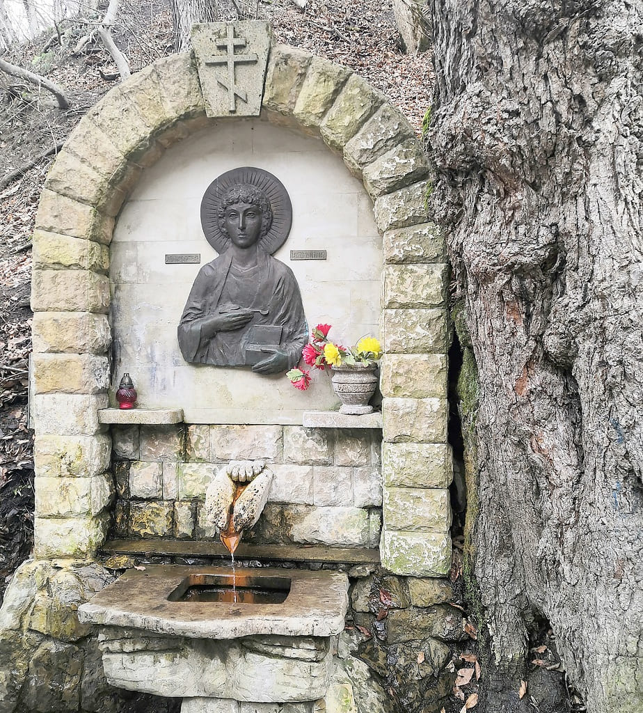 Источник Св. Пантелеимона с целебной и омолаживающей водой. Источник Св. Пантелеимона с целебной и омолаживающей водой.