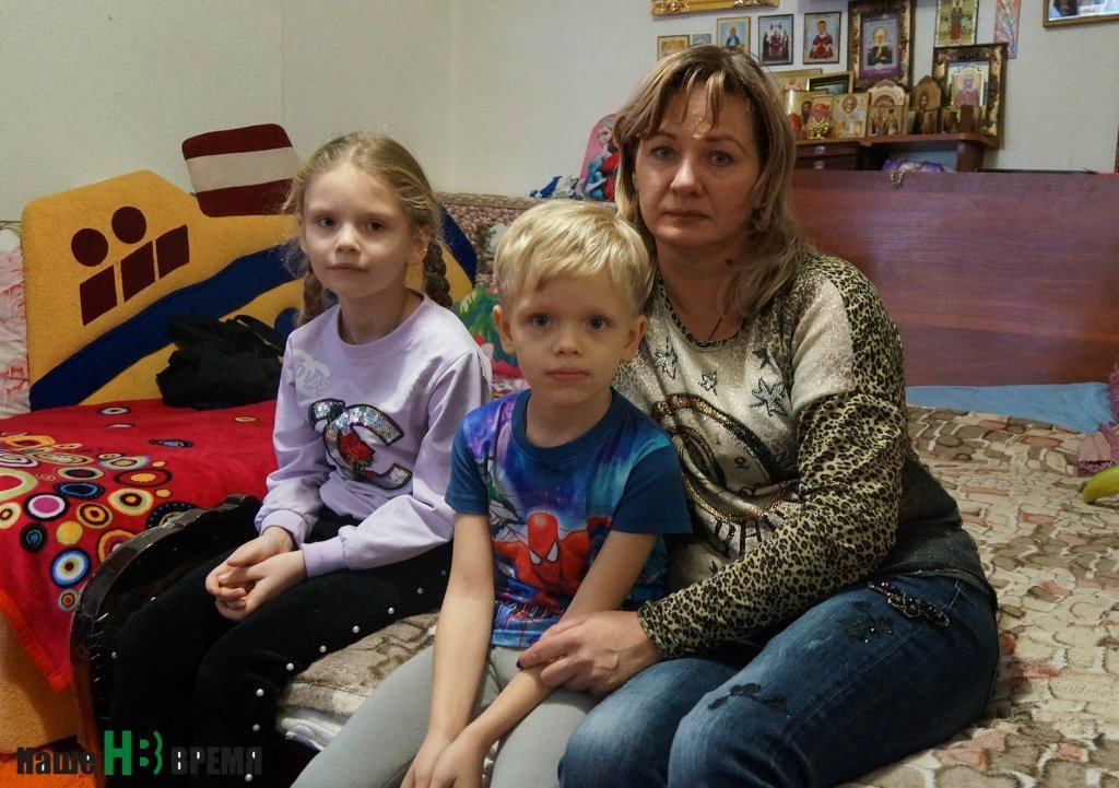 В конце нашей беседы с Еленой САЗОНОВОЙ из садика вернулись Маша и Даня. С желанием обнять и поцеловать любимую мамочку, у которой и сил-то на них, наверное, не всегда хватает.