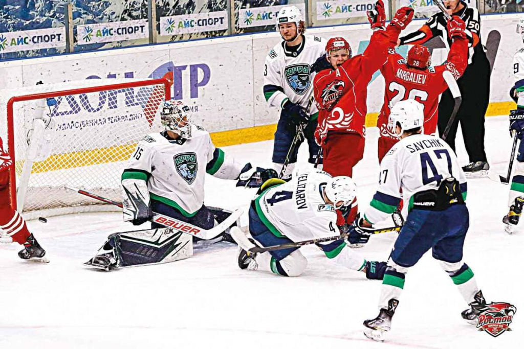 Ранис МИРГАЛИЕВ забрасывает шайбу «мамонтам», делая счет равным — 1:1.