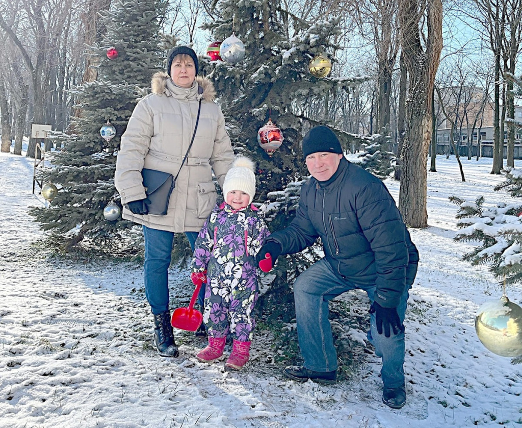 Борис и Марина ГРЕБЦОВЫ: «В Ростов наконец пришла зима-красавица. Прогулялись с внучкой Ясей в -18 градусов и остались очень довольны. Морозы – всё как надо! Год хорошо начался, пусть таким и будет до конца».