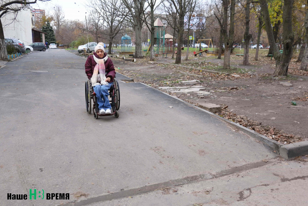 На эту дорогу асфальт положили не так давно, тогда же сделали и удобные спуски. Теперь здесь и ходить, и ездить комфортно. Жаль только, что отрезок небольшой.