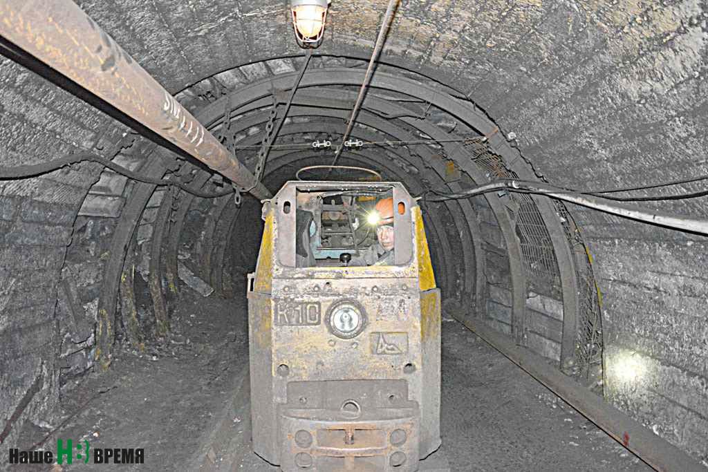 Электровоз К-10 исправно водит подземные поезда. Его брат-близнец стоит во дворе музея шахтерского труда имени Л.И. Микулина.