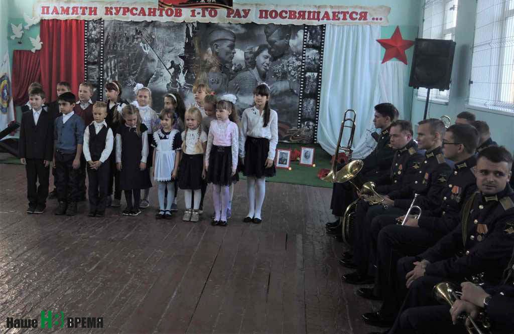 Песню «Мирные небеса» исполняют младшие школьники. Затем на сцену вышел военный оркестр.