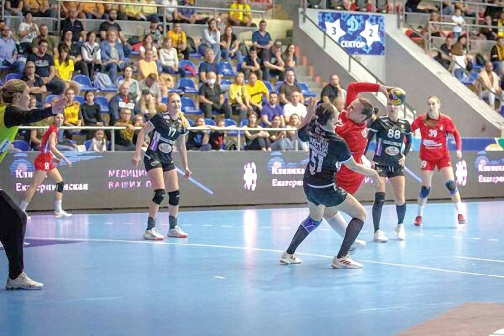 Милана ТАЖЕНОВА блокирует атаку линейной ЦСКА Драгану ЦВИЙИЧ. Фото с сайта ГК ЦСКА