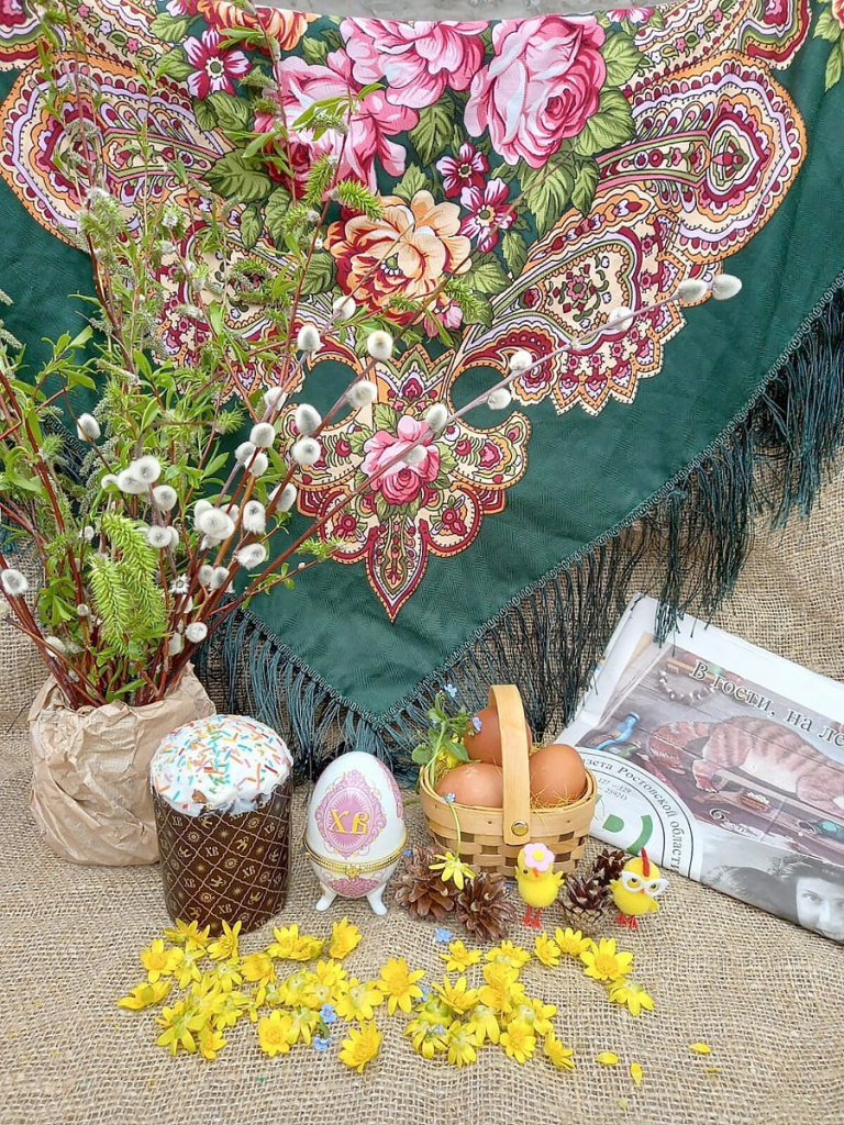 Наша постоянная читательница и участница конкурсов Оксана ГАРКУШИНА вот так красиво украсила уголок в доме на Пасху. Место нашлось и для любимой газеты.