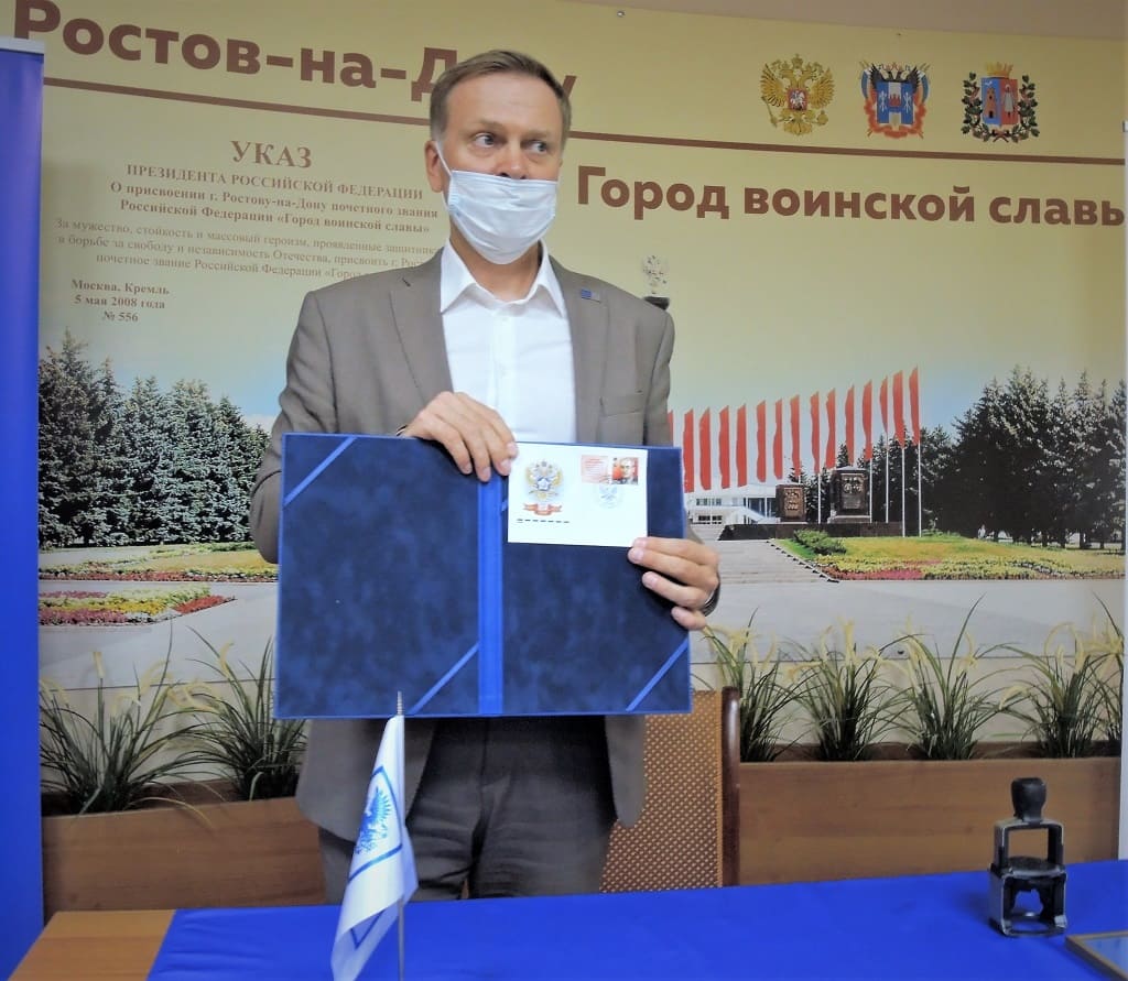 Директор макрорегиона «Южный» АО «Почта России» Андрей Ершов с маркой, посвященной Геворку ВАРТАНЯНУ Директор макрорегиона «Южный» АО «Почта России» Андрей Ершов с маркой, посвященной Геворку ВАРТАНЯНУ