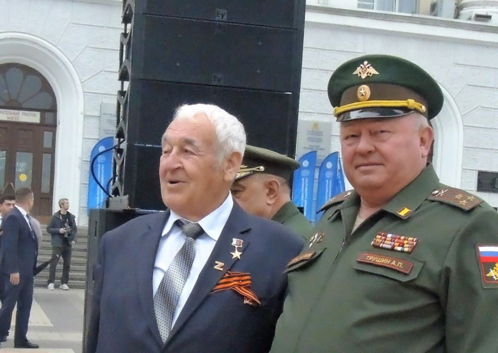 Почетные гости праздника — герой России, генерал-полковник Владимир Булгаков и председатель регионального отделения ДОСААФ России полковник Анатолий Трушин. Почетные гости праздника — герой России, генерал-полковник Владимир Булгаков и председатель регионального отделения ДОСААФ России полковник Анатолий Трушин.