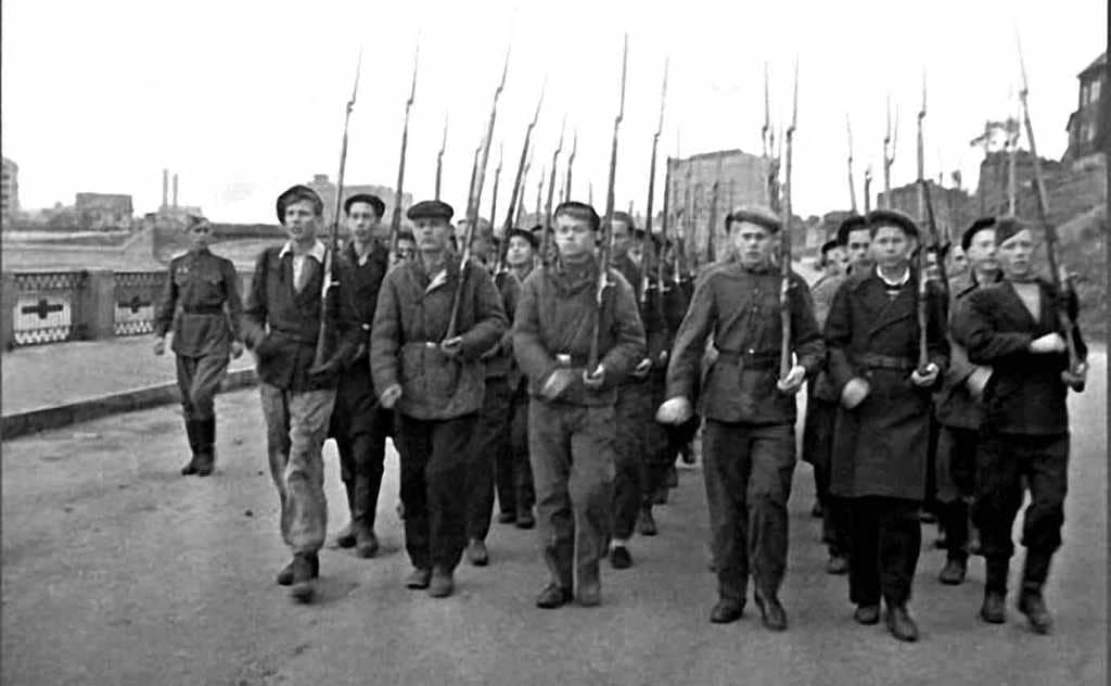 Полк Ростовского народного ополчения на марше. Всем, кто хочет сохранить облик здания, связанного с историей обороны Ростова осенью 1941 года, просьба отдать за это свой голос. Полк Ростовского народного ополчения на марше. Всем, кто хочет сохранить облик здания, связанного с историей обороны Ростова осенью 1941 года, просьба отдать за это свой голос.