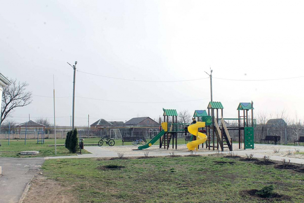 ... а рядом с клубом – современная детская площадка.