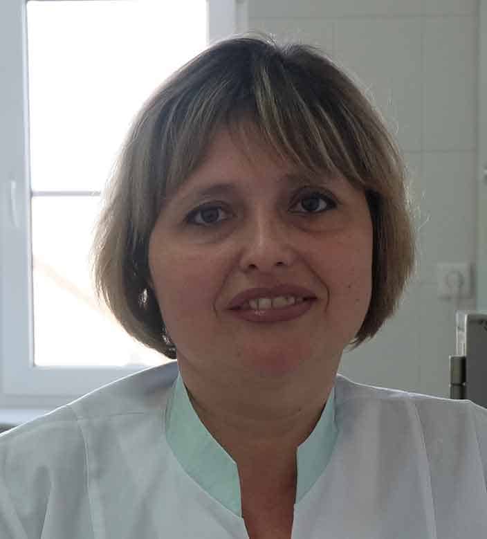 Марина ОХОТНИКОВА помнит по именам всех своих пациентов: «Когда долго работаешь с человеком, хотя слово «работаешь» вряд ли правильно здесь употреблять, уже не воспринимаешь его чужим. Он для тебя такой же родственник, как и брат или тетя». Марина ОХОТНИКОВА помнит по именам всех своих пациентов: «Когда долго работаешь с человеком, хотя слово «работаешь» вряд ли правильно здесь употреблять, уже не воспринимаешь его чужим. Он для тебя такой же родственник, как и брат или тетя».
