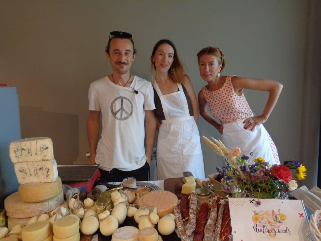 Команда «Real. Cheese. Heads» представили сыры ручной работы. Команда «Real. Cheese. Heads» представили сыры ручной работы.