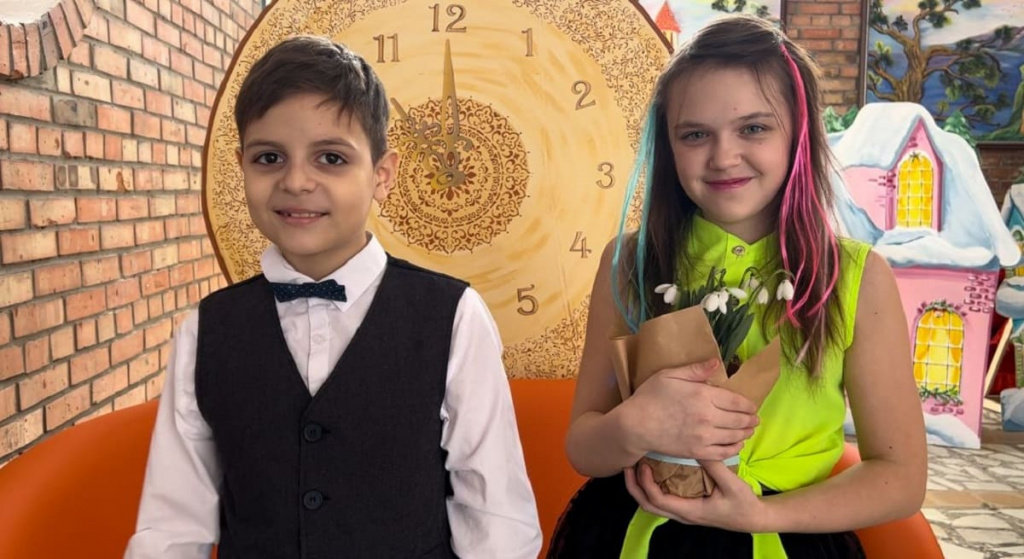 Ведущие детских новостей студии "Умка" максим и Каролина.