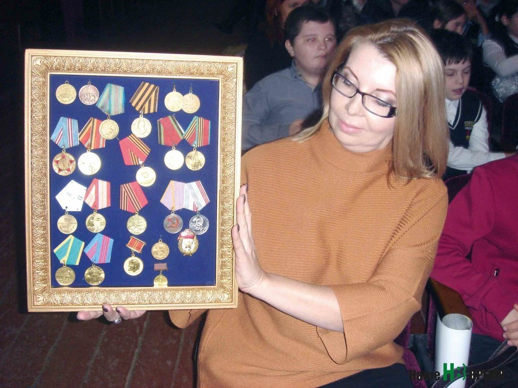 Заведующая школьным музеем Елена Грибова: «Новые экспонаты украсят экспозицию!»