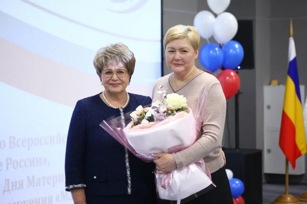 Руководитель РРО ВОД «Матери России» Валентина ЛАСТОЧКИНА (слева) очень признательна министру труда и социального развития Ростовской области Елене ЕЛИСЕЕВОЙ за поддержку всех инициатив движения. Руководитель РРО ВОД «Матери России» Валентина ЛАСТОЧКИНА (слева) очень признательна министру труда и социального развития Ростовской области Елене ЕЛИСЕЕВОЙ за поддержку всех инициатив движения.
