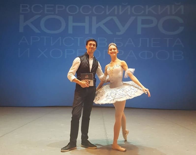Первым Александру Валуйскую поздравил заведующий отделением Искусство балета РКИ Альберт Загретдинов