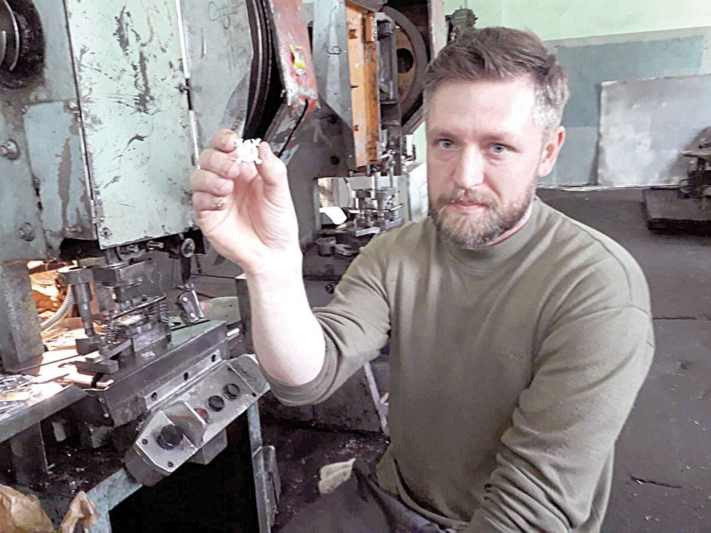 Дмитрий МИРОНОВ: «Вот такая выходит металлофурнитура на штамповочном участке». Дмитрий МИРОНОВ: «Вот такая выходит металлофурнитура на штамповочном участке».