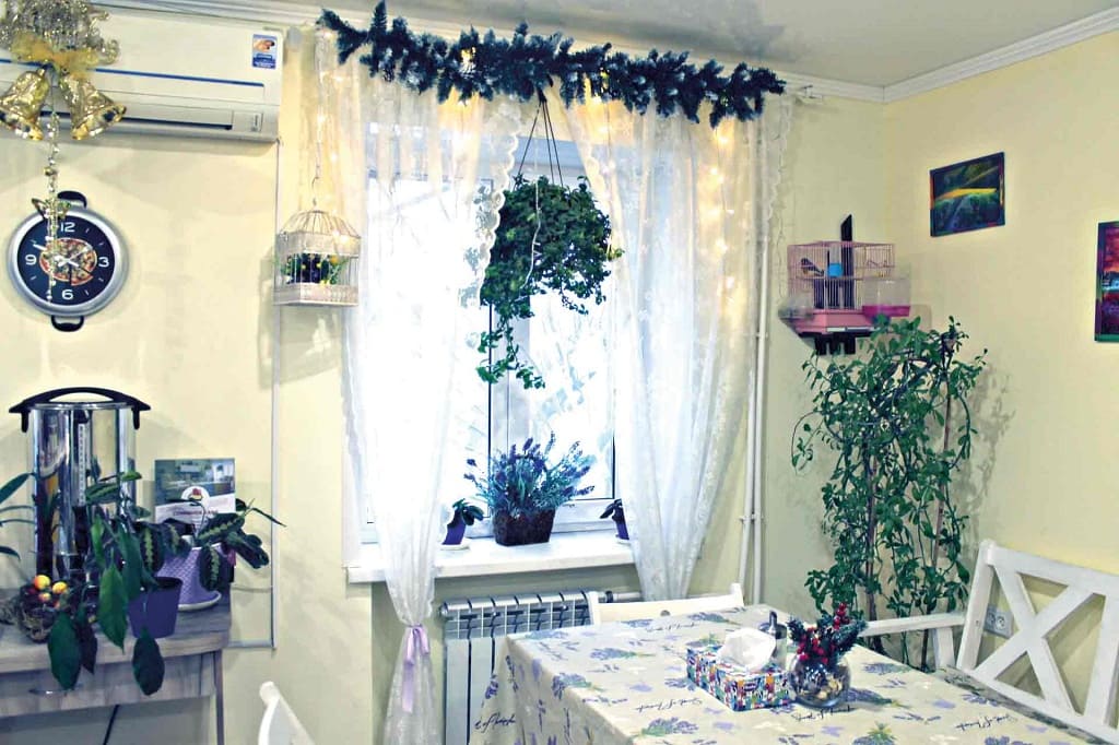 Вот что интересно: одним из показателей, попросту говоря, признаков «живого города», является… наличие множества посещаемых кафе. Так что надо думать, что и семейное кафе здесь со временем будет процветать, лишь бы до этого времени продержаться. Вот что интересно: одним из показателей, попросту говоря, признаков «живого города», является… наличие множества посещаемых кафе. Так что надо думать, что и семейное кафе здесь со временем будет процветать, лишь бы до этого времени продержаться.