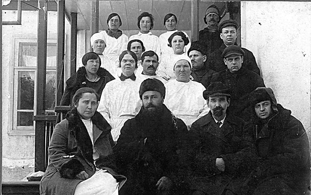 Ольга прислала фотографию своего прадедушки, которая хранилась в их семье. На ней изображен во втором ряду (крайний справа) Дмитрий Семенович в годы работы в больнице станицы Казанской Ростовской области. Это 1930 год. Оля очень надеется, что родные людей, изображенных на снимке, откликнутся и расскажут ей о том, как жили и трудились в те годы их родные. Ведь она продолжает поиск. Ольга прислала фотографию своего прадедушки, которая хранилась в их семье. На ней изображен во втором ряду (крайний справа) Дмитрий Семенович в годы работы в больнице станицы Казанской Ростовской области. Это 1930 год. Оля очень надеется, что родные людей, изображенных на снимке, откликнутся и расскажут ей о том, как жили и трудились в те годы их родные. Ведь она продолжает поиск.