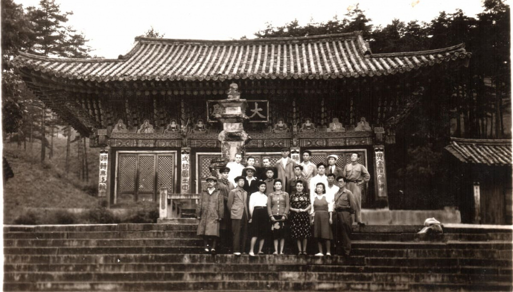Группа личных врачей Ким Ир Сена. А. Н. Соломин (первый слева во втором ряду). КНДР. 1946 – 1950 гг.