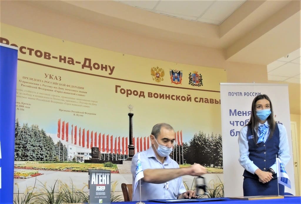 Марку, посвященную Геворку Вартаняну, гасит автор книги о нем, Хачик Хутлубян Марку, посвященную Геворку Вартаняну, гасит автор книги о нем, Хачик Хутлубян