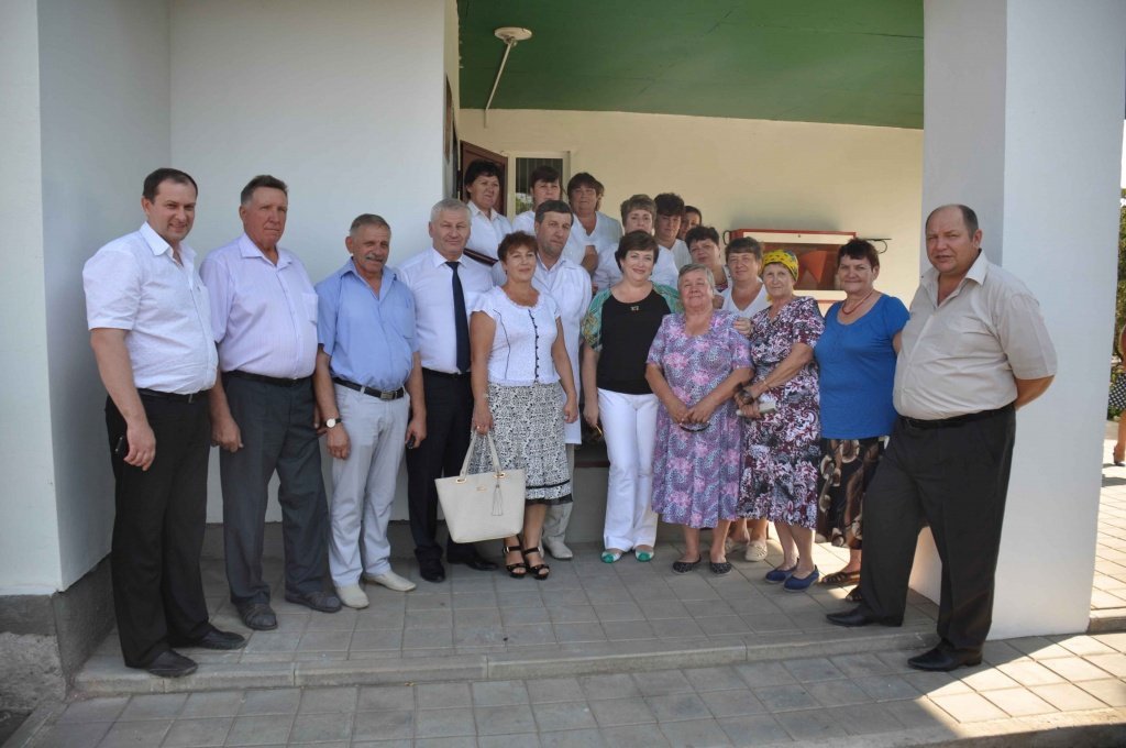 С-жителями-села-Погорное-на-крыльце-амбулатории.jpg С-жителями-села-Погорное-на-крыльце-амбулатории.jpg