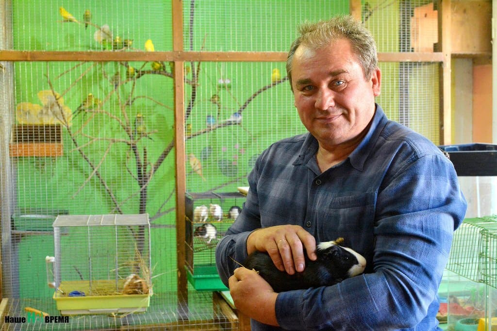 Директор казачьего эколого-биологического центра в г. Новочеркасск Юрий РУЩЕНКО лично следит, чтобы животные жили в комфортных условиях. А ещё он старается сделать так, чтобы центр мог сам себя содержать. Для этого решили продавать саженцы растений.