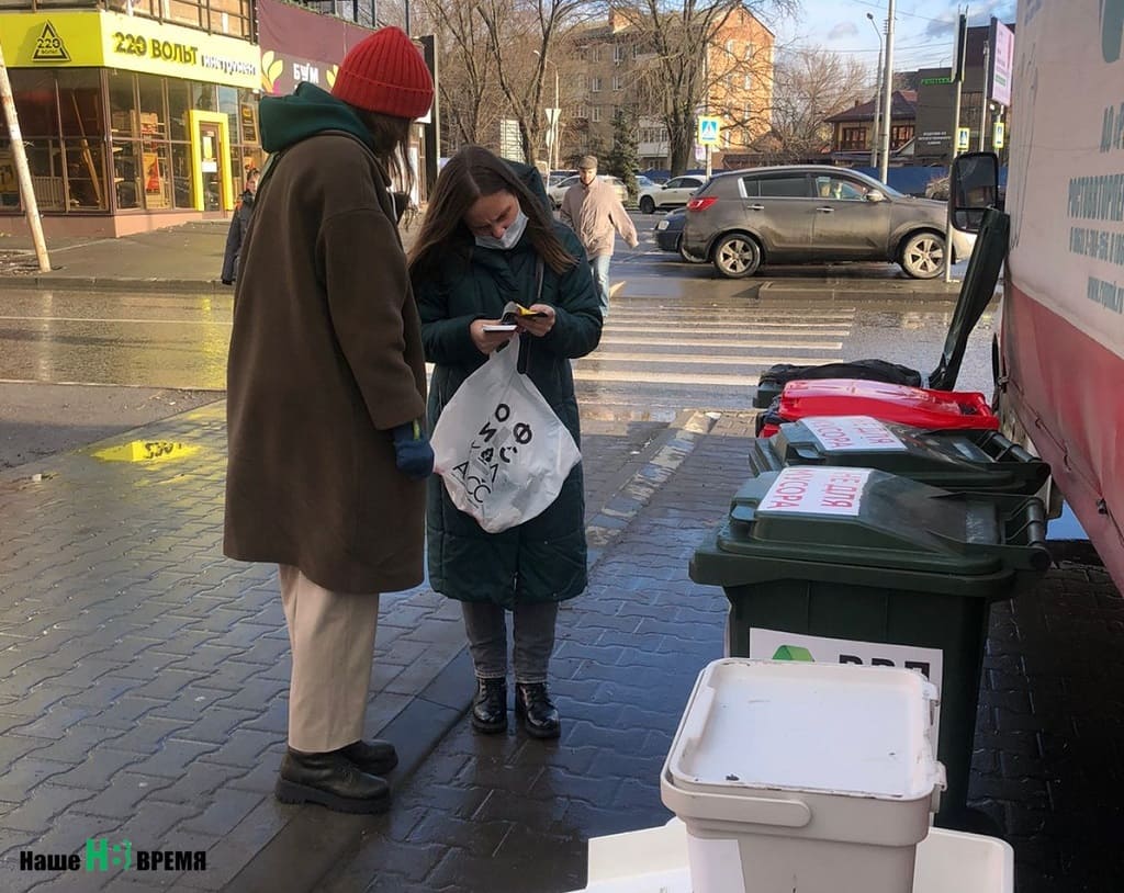 Волонтер Ника ЧЕЧЕНКО помогала грамотно сортировать пластик на всех точках сбора. 