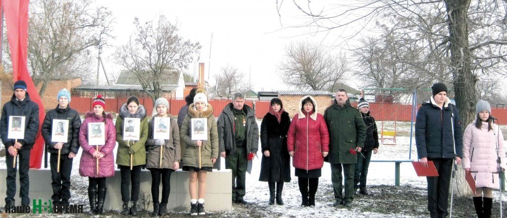 В 75-ю годовщину освобождения от фашистских захватчиков на митинг у братской могилы вышли многие жители хутора Гапкина.