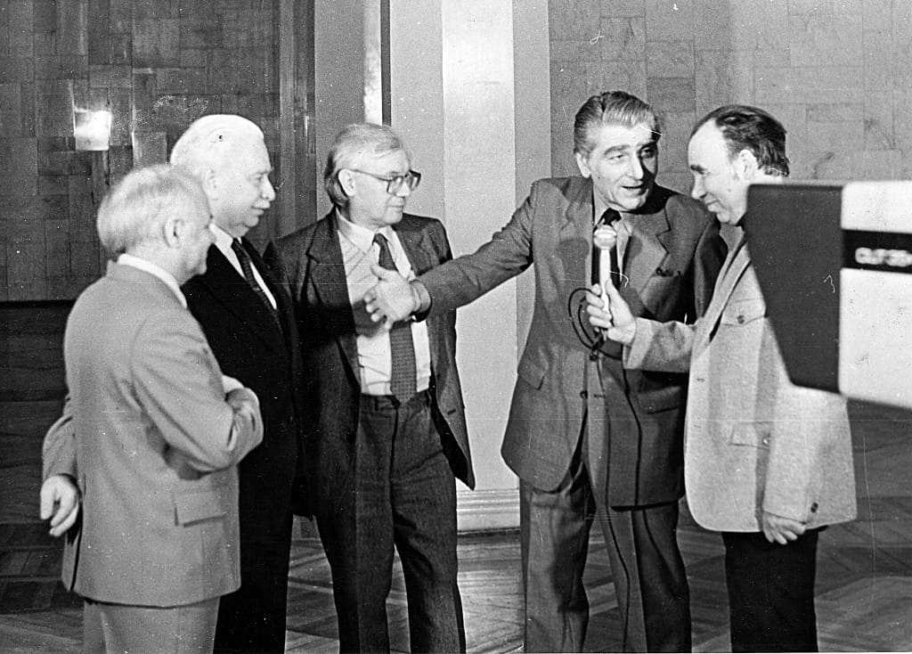 1989 год. В Ростове проходил III фестиваль больших джазовых оркестров и III Всероссийский конкурс джаз-оркестров эстрадных отделений музучилищ и училищ искусств РСФСР. В жюри были джазовые легенды, Ростов встречал Большой джаз. На этом фото – Владимир ФЕЙЕРТАГ, Олег ЛУНДСТРЕМ, Юрий САУЛЬСКИЙ и Ким НАЗАРЕТОВ. Интервью у Лундстрема берет Борис НОВИКОВ. Именно тогда Олег Леонидович назвал Кима «рыцарем биг-бенда». 1989 год. В Ростове проходил III фестиваль больших джазовых оркестров и III Всероссийский конкурс джаз-оркестров эстрадных отделений музучилищ и училищ искусств РСФСР. В жюри были джазовые легенды, Ростов встречал Большой джаз. На этом фото – Владимир ФЕЙЕРТАГ, Олег ЛУНДСТРЕМ, Юрий САУЛЬСКИЙ и Ким НАЗАРЕТОВ. Интервью у Лундстрема берет Борис НОВИКОВ. Именно тогда Олег Леонидович назвал Кима «рыцарем биг-бенда».