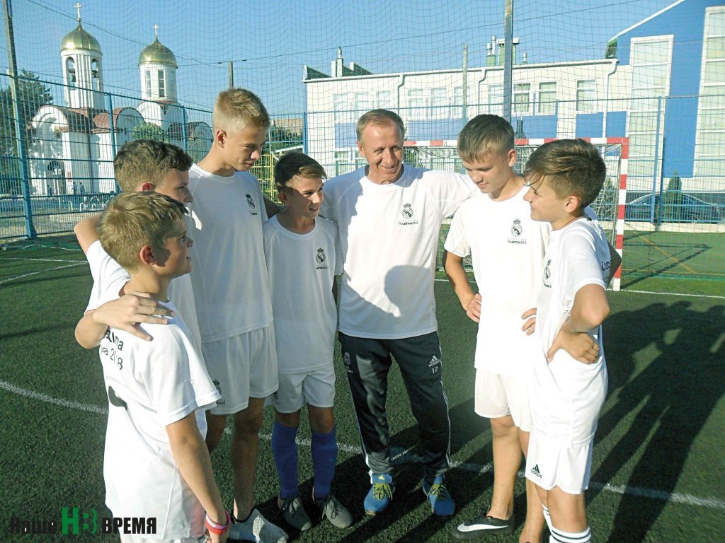 Тренер Юрий ЛЫКОВ со своими подопечными – юными футболистами из «Реал-Мадрид-ДГТУ».