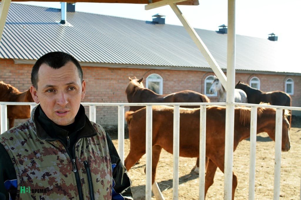 Мама Евгения ПОЛИВОДЫ в общине живет уже 20 лет. Сын сначала просто гостил в общине, а потом и вовсе решил переехать. Здесь он стал счастливым: обзавелся семьей и любимым делом — лошадьми.