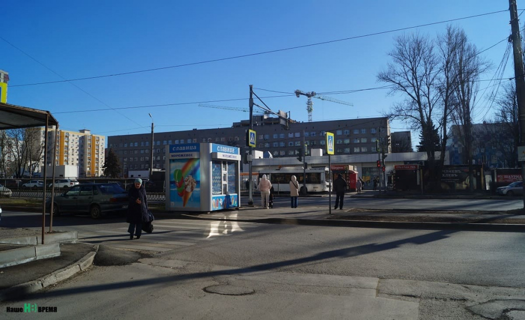 Переходить улицу напротив детской областной больницы удобно, можно не сворачивать (возле дома № 17 на ул. 339 Стрелковой Дивизии). Переходить улицу напротив детской областной больницы удобно, можно не сворачивать (возле дома № 17 на ул. 339 Стрелковой Дивизии).