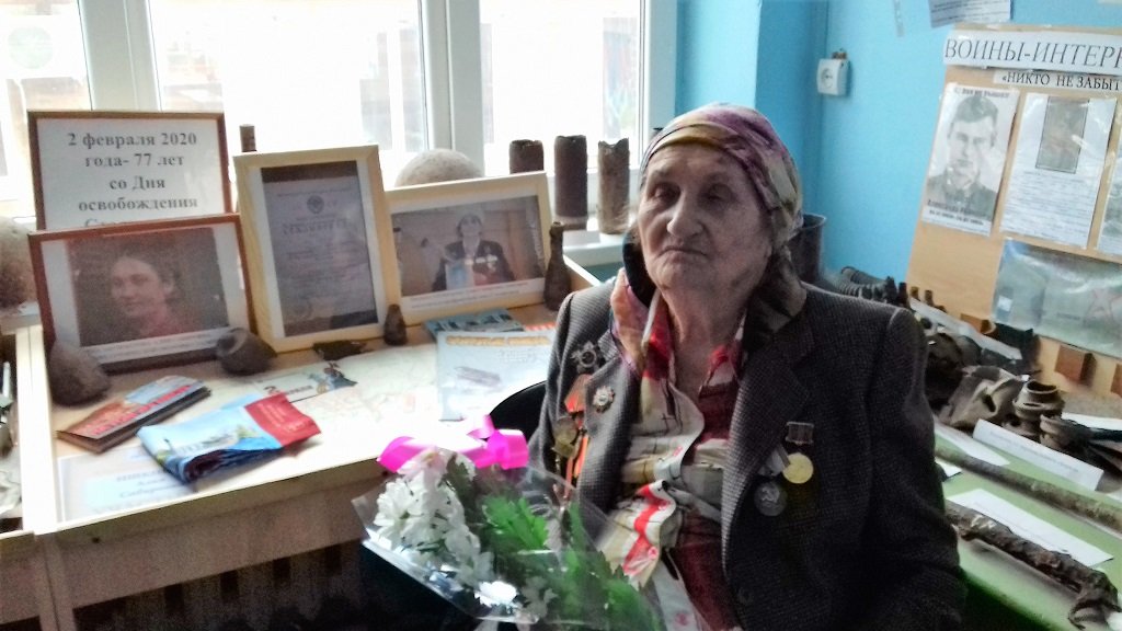Алия Саббировна у экспозиции, посвященной ее боевому пути