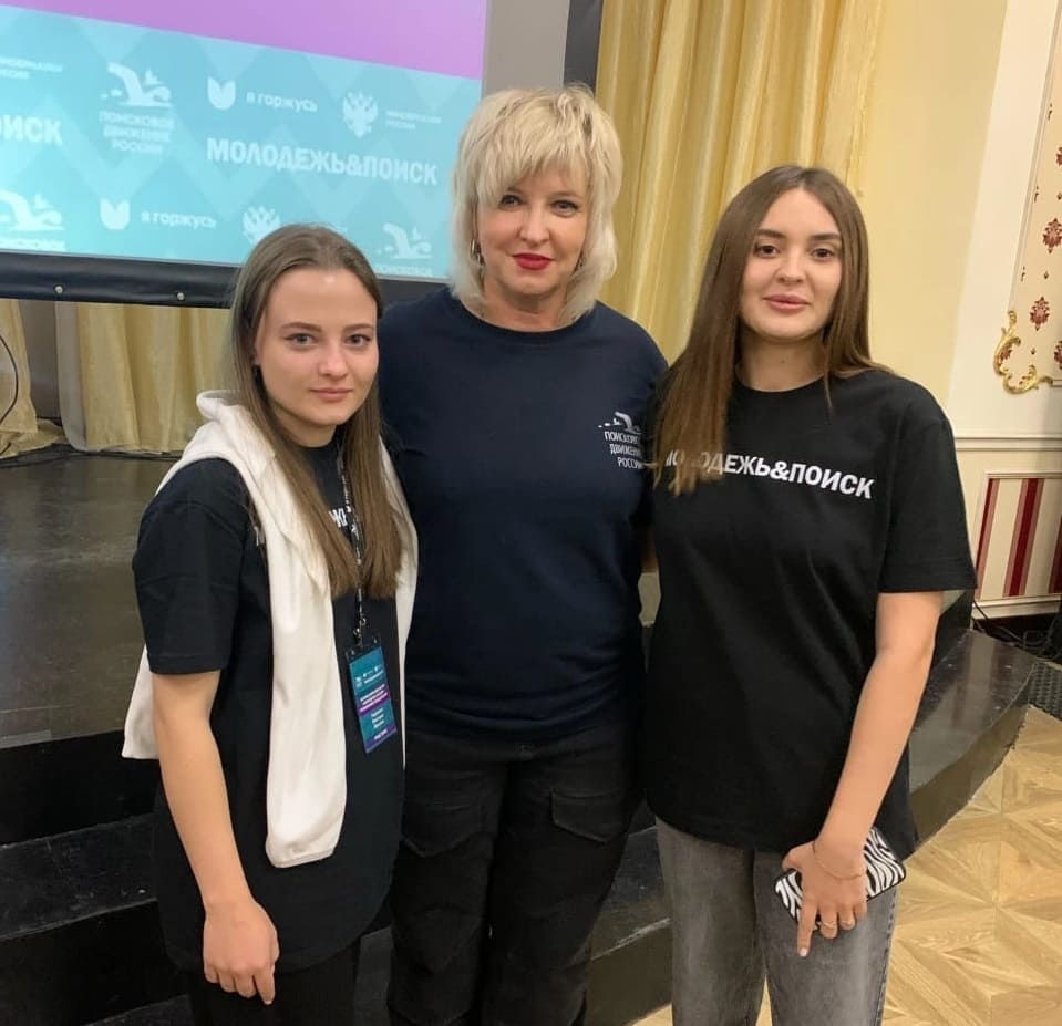 На снимке: Елена Цунаева с представителями ростовского отряда «Будем помнить!» Алиной Хохлачевой и Викторией Радченко. На снимке: Елена Цунаева с представителями ростовского отряда «Будем помнить!» Алиной Хохлачевой и Викторией Радченко.