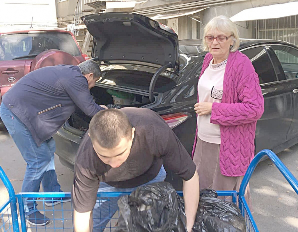 Елена БЫШЕВСКАЯ помогает разгружать привезенную в госпиталь «гуманитарку».
