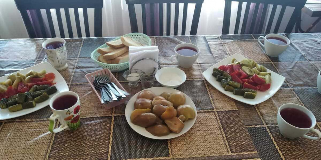 К обеду - очень вкусные соленья.