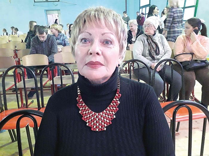 Выпускница школы Зоя ГОРБАЧЕВА: «Когда ходила в школу, она казалась мне большой, а сейчас поднималась по лестнице, и она уже кажется маленькой. Но все равно дорогая и милая моему сердцу».