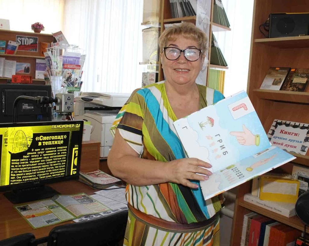 – Главная цель наша – привить всем любовь книге, – говорит директор межпоселенческой библиотеки Аксайского района Анна БОБКОВА – Главная цель наша – привить всем любовь книге, – говорит директор межпоселенческой библиотеки Аксайского района Анна БОБКОВА