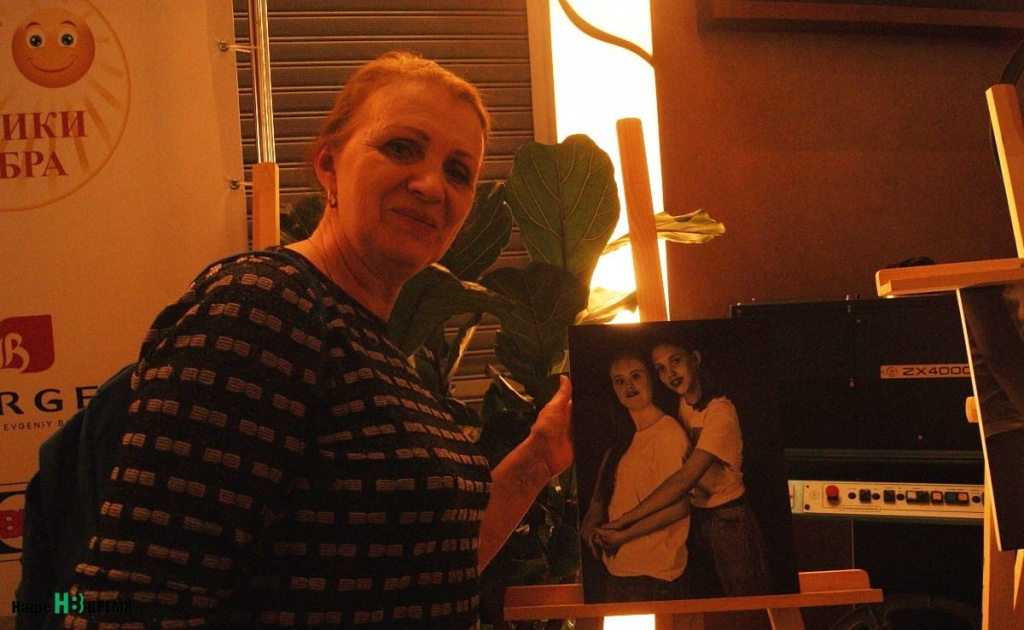 Ирина Степанова рядом с фото, на котором позирует ее дочь — спортсменка, танцовщица, любительница стихов...