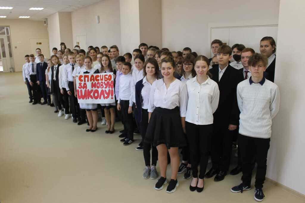 Фото с открытия новой школы, присланное нашими читателями. Фото с открытия новой школы, присланное нашими читателями.