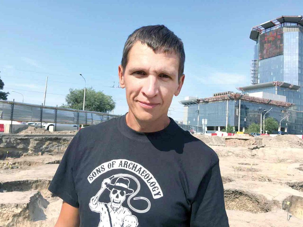 - Это - одно из многих поселений в цепочке городищ - от Кобяковки до Танаиса, которые основали в I веке новой эры на высоком берегу Дона племена меотов, пришедшие с Кубани, - рассказывает руководитель экспедиции «Археологическое наследие Кубани» Александр Нечипорук. - Люди здесь жили довольно долго - нам удалось обнаружить останки нескольких жилищ и 75 хозяйственных ям. IMG-20170817-WA0000.jpg