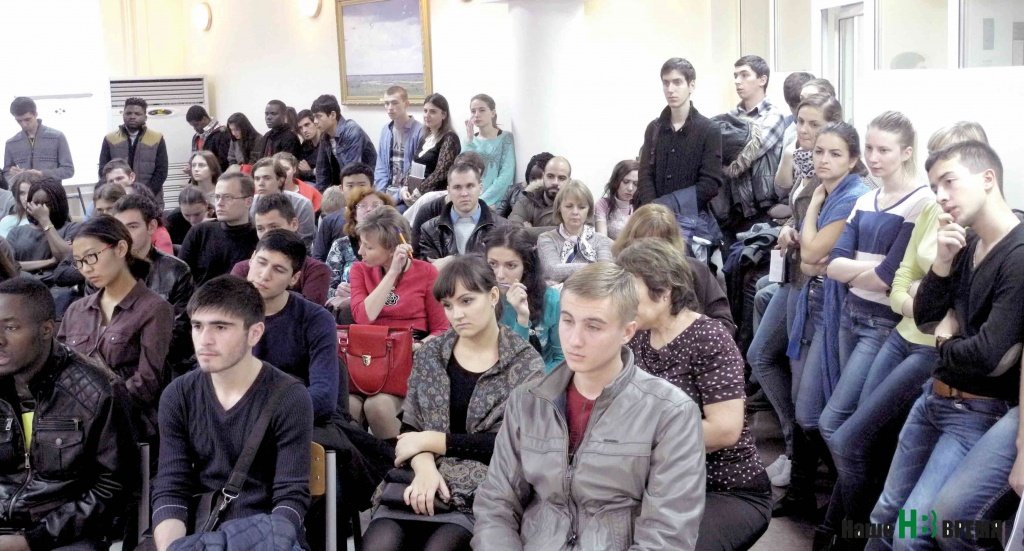 На встречу пришли десятки ростовских студентов из разных стран. Они не скрывают: в свете последних событий они особенно переживают за свой статус.