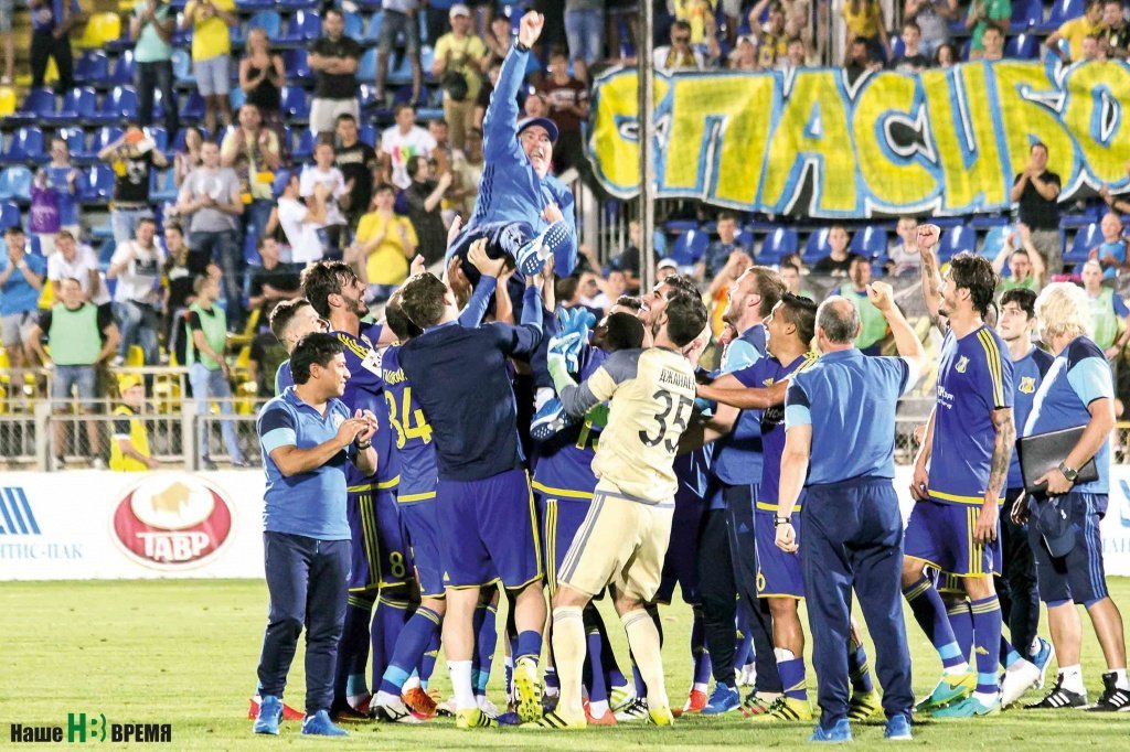 После матча и болельщики попрощались с Бердыевым.