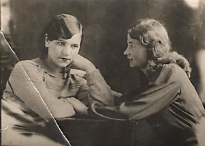 Партизанка Эмилия Назарова на фото слева