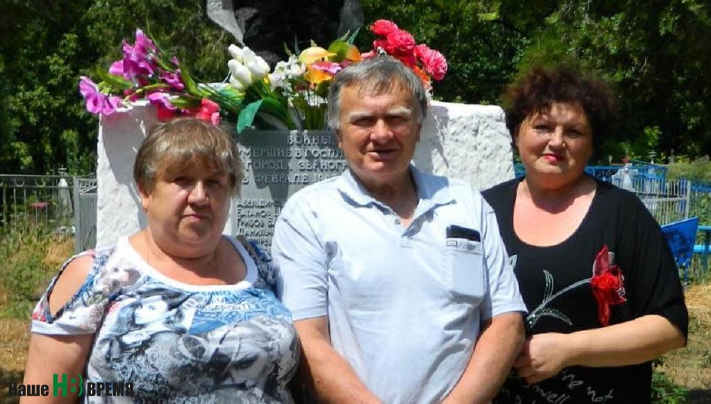 Эльвира БЕРСЕНЕВА (справа) встретила прибывших в Зерноград родных Григория Анисимовича Костенко – Александра КОСТЕНКО с супругой Александрой.