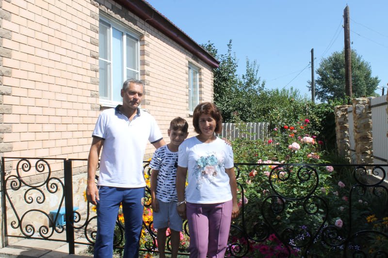 Семья ЧУМАКОВЫХ – Евгений, Лариса и их сын Антон – уверена, что жизнь в слободе с приходом газа станет еще лучше.