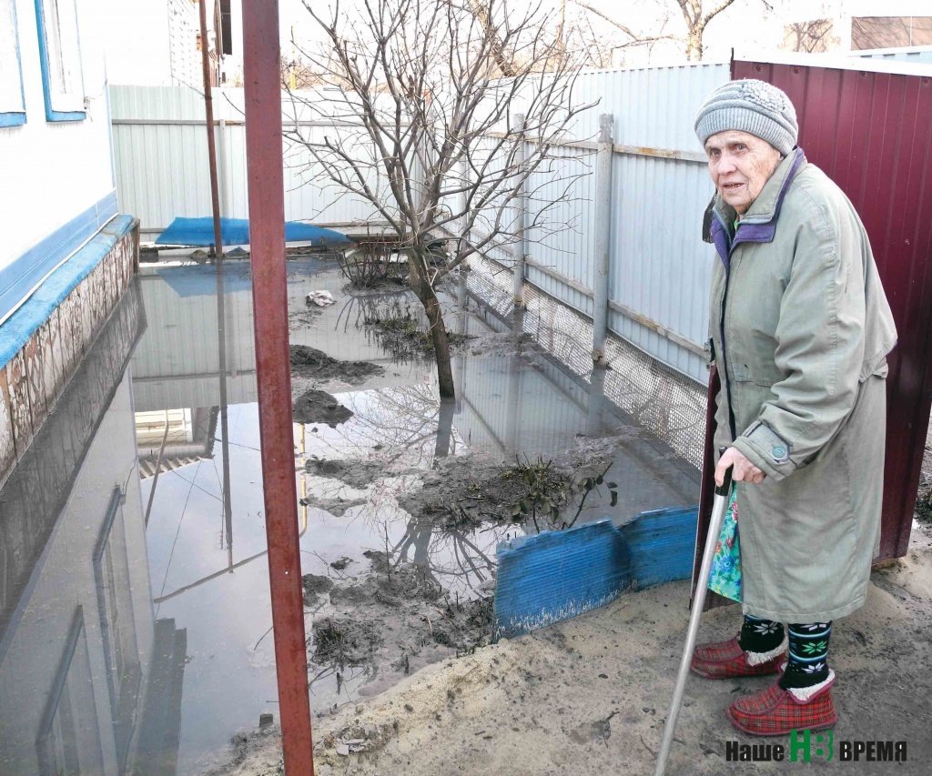 Вдова ветерана войны Лариса Аникеевна живет в саманном доме, подвал которого доверху заполнен нечистотами. Успеет ли выбраться из дома, если фундамент не выдержит?