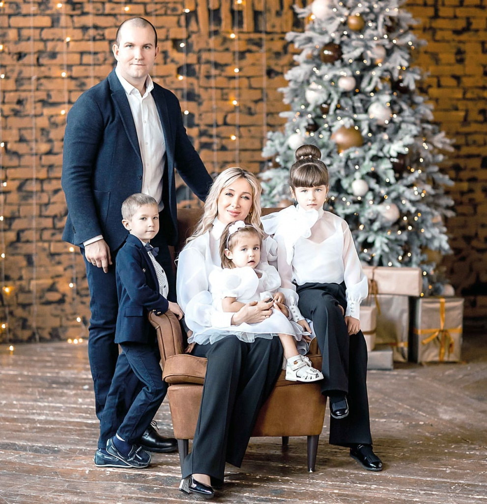 Екатерина с мужем Андреем и детьми: Платоном («Мини-мистер Федерации – 2022»), Анастасией (Гран-при «Мини-мисс Федерации – 2022») и маленькой Софией.