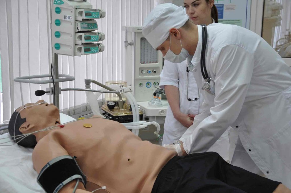 В палате интенсивной терапии робот-симулятор может имитировать анафилактический шок, острый инфаркт миокарда, пневмонию или кровотечение...